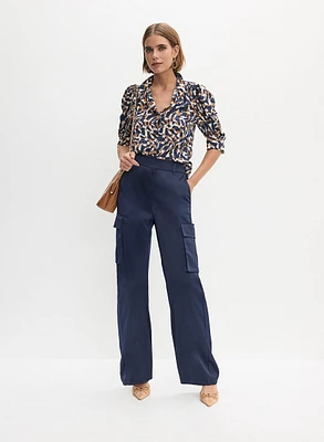 Blouse abstraite et pantalon cargo en satin