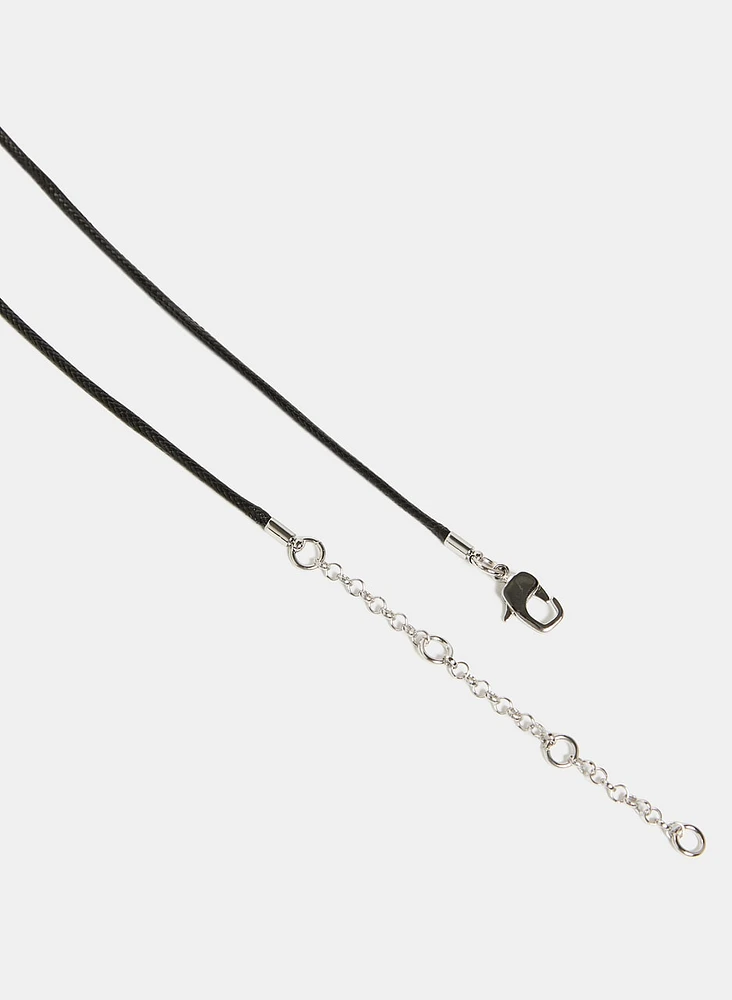 Collier à pendentif métallique plié