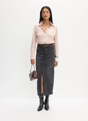 Blouse en satin boutonnée et jupe en jean à fente avant