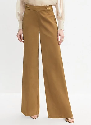 Pantalon à jambe large et détail de chaine