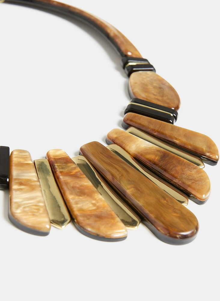 Collier plastron en résine