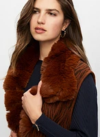 Poncho sans manches à fausse fourrure