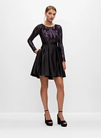 Robe scintillante à jupe satinée