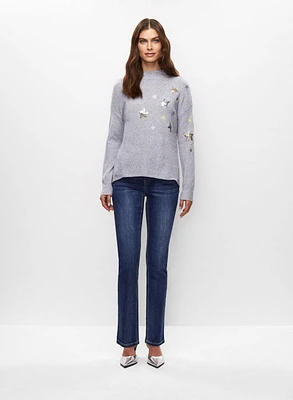 Pull à étoiles et jean à jambe droite