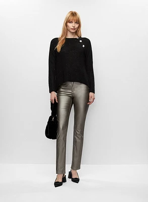 Pull à boutons fantaisie et jean effet cuir