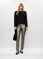 Pull à boutons fantaisie et jean effet cuir