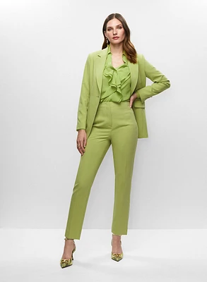 Chemisier volanté et pantalon étroit