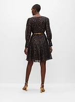 Robe à motif et ceinture dorés