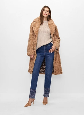 Jean à broderies et manteau en fourrure végane