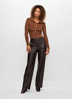 Pull à boutons décoratifs et pantalon en faux cuir