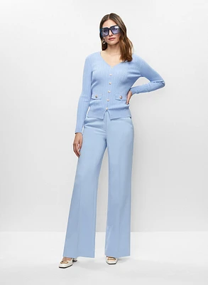 Pull à boutons décoratifs et pantalon à pinces