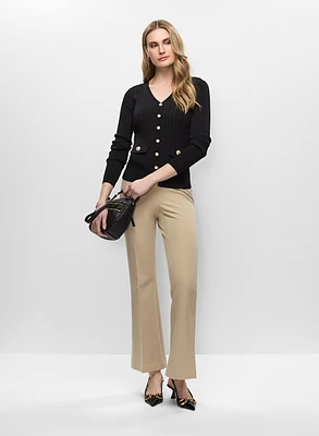 Pull à boutons décoratifs et pantalon évas