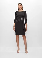 Robe drapée avec boucle à la taille