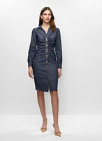 Robe en denim et boucles d'oreilles