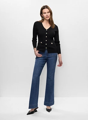 Pull à boutons et jean évasé