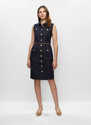 Robe en denim et boucles d'oreilles épaissies