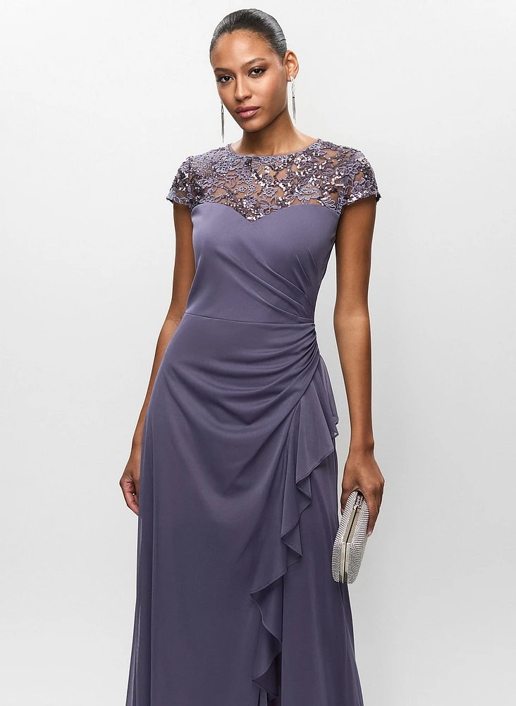 Robe fendue à broderies et sequins