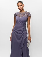 Robe fendue à broderies et sequins