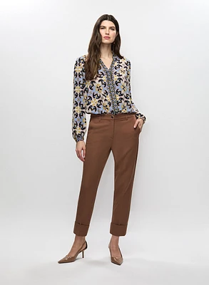 Haut col fendu et pantalon cheville