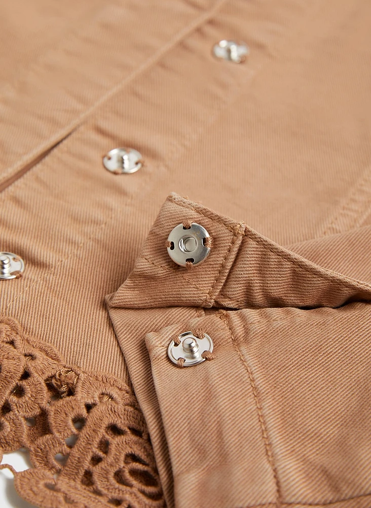Veste courte avec broderies à l'ourlet