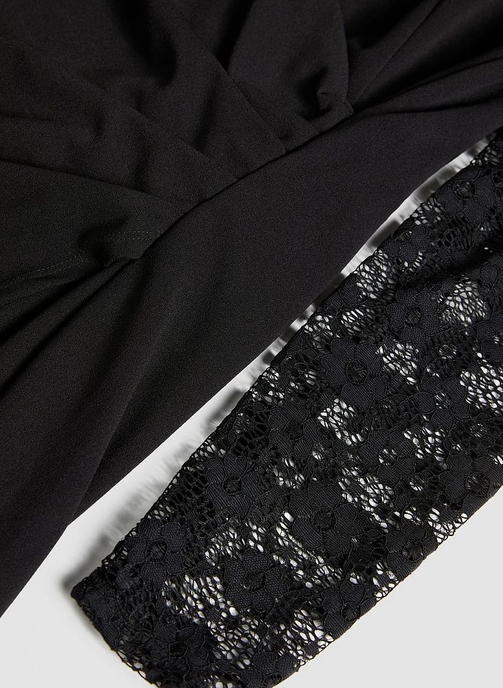Robe tulipe avec manches en dentelle