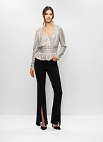 Haut péplum en sequins et jean évasé