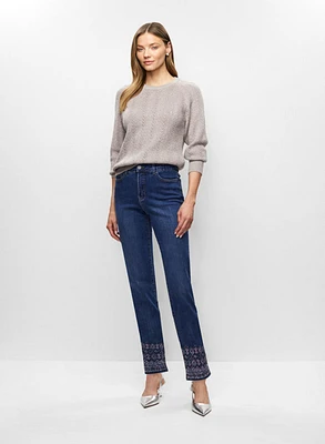 Pull en tricot pointelle et jean à broderies