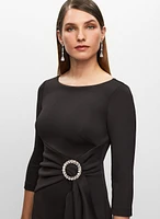 Robe drapée avec boucle à la taille