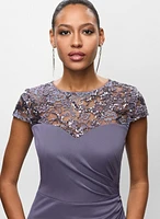 Robe fendue à broderies et sequins