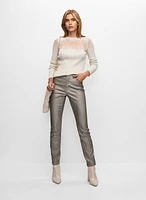 Pull à sequins et jean à jambe droite