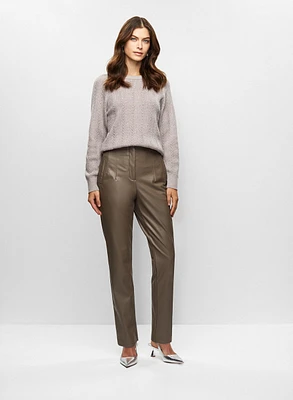 Pull en tricot pointelle et pantalon en cuir végane