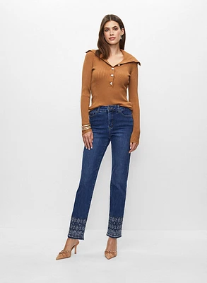 Jean à broderies et pull à boutons