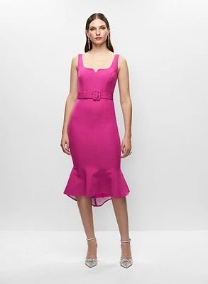 Robe à ourlet tulipe et boucles d'oreilles torsadées