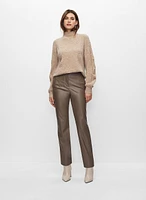 Pull en maille torsadée et pantalon en faux cuir