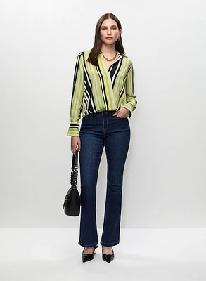 Blouse rayée style cache-coeur et jean évasé