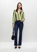 Blouse rayée style cache-coeur et jean évasé