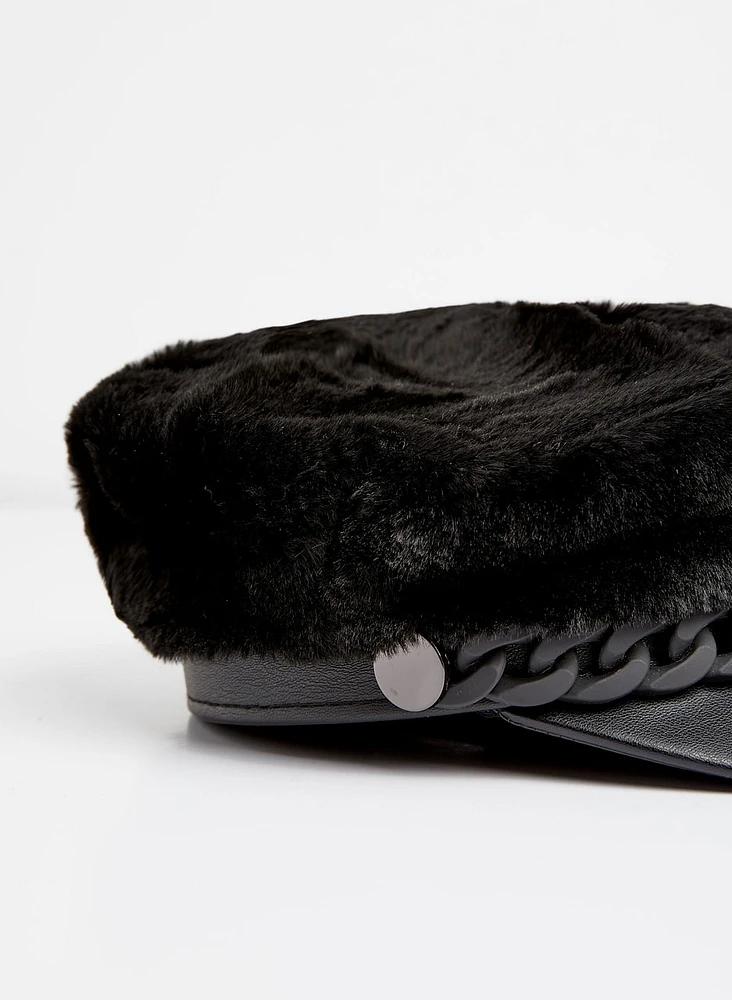Casquette en fausse fourrure à chaîne