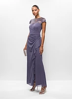 Robe fendue à broderies et sequins