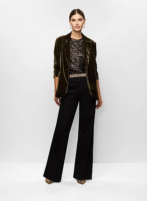Veste en velours, haut à sequins et jean évasé