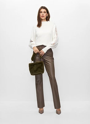 Pull à broderies et pantalon en faux cuir