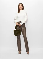 Pull à broderies et pantalon en faux cuir