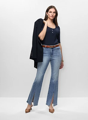 Veste mi-longue et jean à fente et surpiqûres