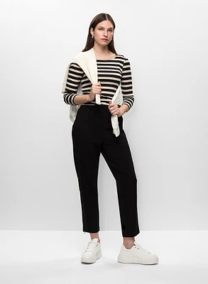 Haut rayé et pantalon à jambe droite