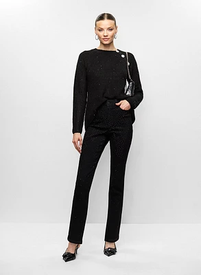 Pull asymétrique et jean à détail de strass