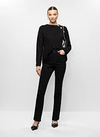 Pull asymétrique et jean à détail de strass