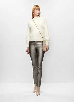 Pull en tricot léger et jean effet cuir