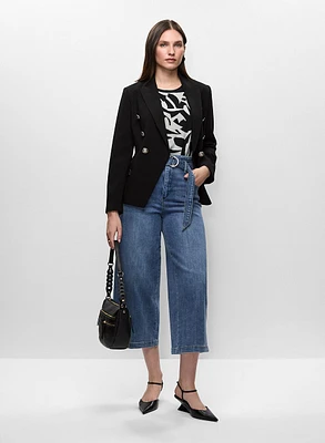 Veste à col tailleur boutonnée et jean jupe-culotte ceinturé