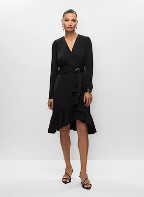 Robe asymétrique et boucles d'oreilles torsadées