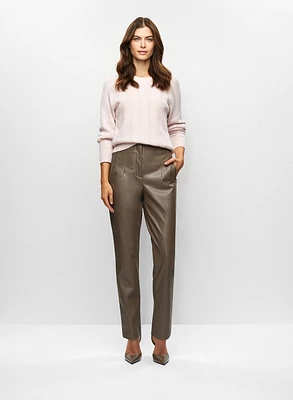 Pull en tricot pointelle et pantalon en faux cuir
