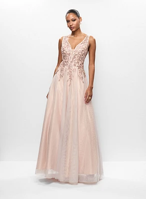 Robe de bal à broderies et boucles d'oreilles à cristaux